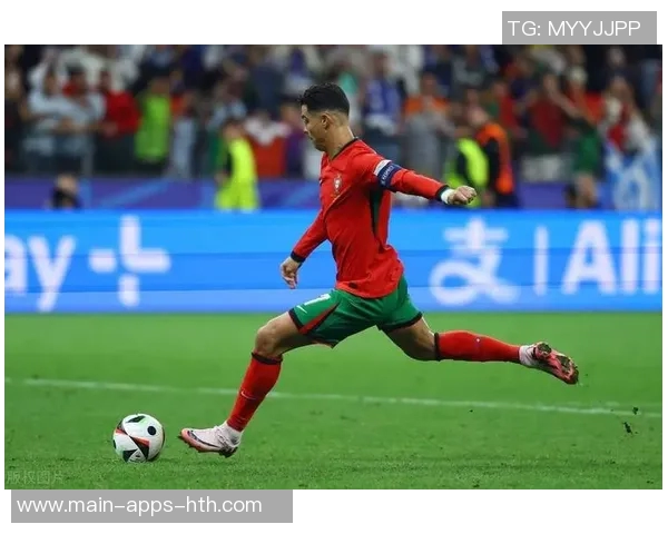 C罗社交媒体分享回归葡萄牙国家队照片帅气戴墨镜引发球迷热议 C罗社交媒体分享回归葡萄牙国家队照片帅气戴墨镜引发球迷热议