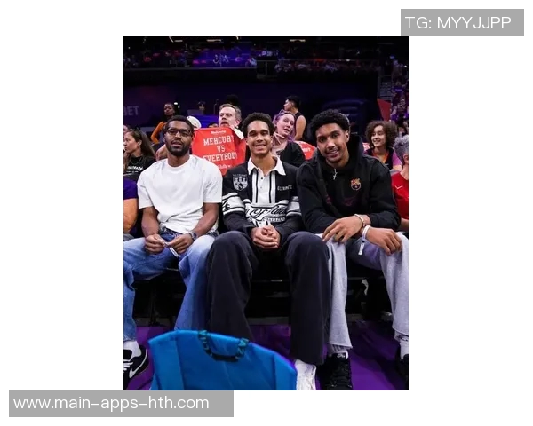 布克与中文布克合影互动投篮视频引发球迷热议 布克与中文布克合影互动投篮视频引发球迷热议