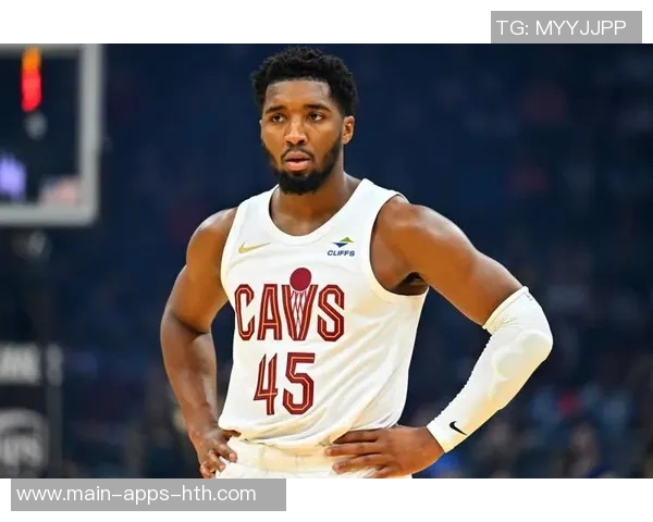 米切尔赞鲍尔赛场思维能力与詹姆斯相似认为这是球队所需的重要特质 米切尔赞鲍尔赛场思维能力与詹姆斯相似认为这是球队所需的重要特质