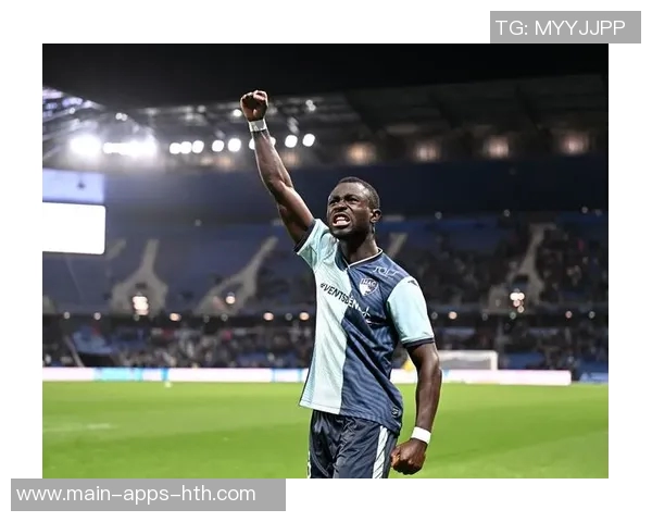 17岁塞内加尔中场达博试训曼联表现出色引发关注