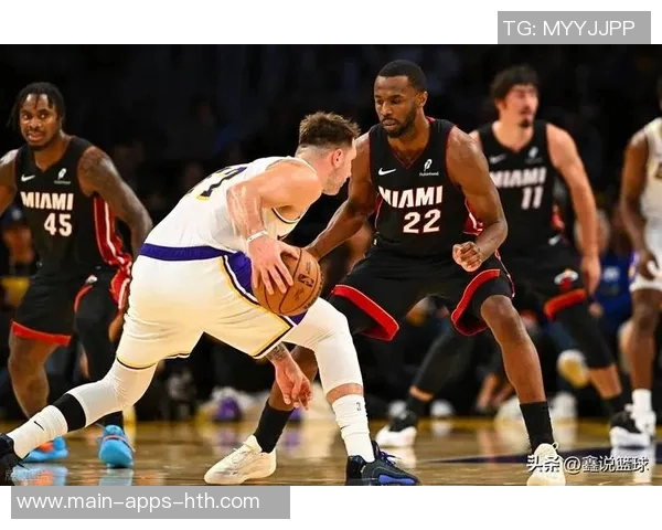 内外结合!米切尔与小莫布里上半场各自贡献12分5篮板2助攻表现出色