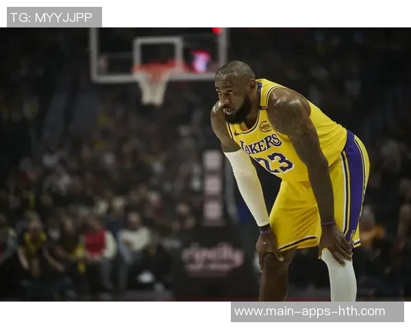 詹姆斯上半场表现平平8投3中三分命中率尚可拿下10分2篮板1助攻1抢断1盖帽